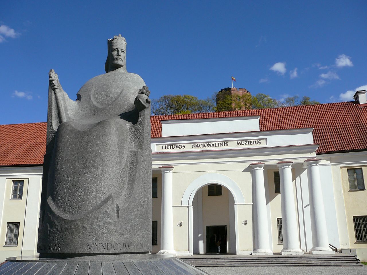 Национальный_музей_Литвы,_памятник_королю_Миндаугасу.jpg